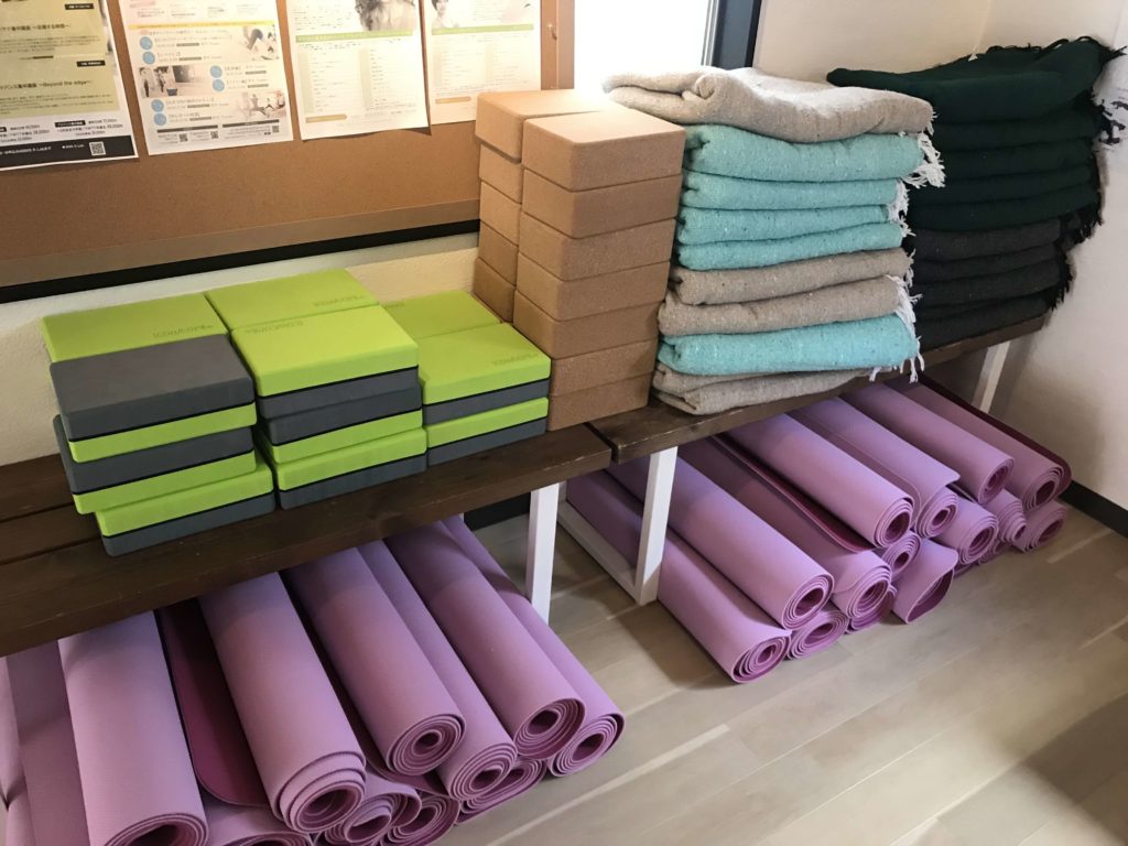 ヨガで使用するマットや、ブロック、ブランケット