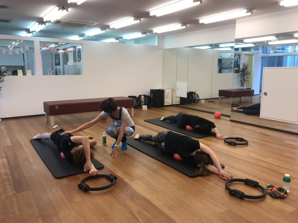 ピラティスレッスンの風景